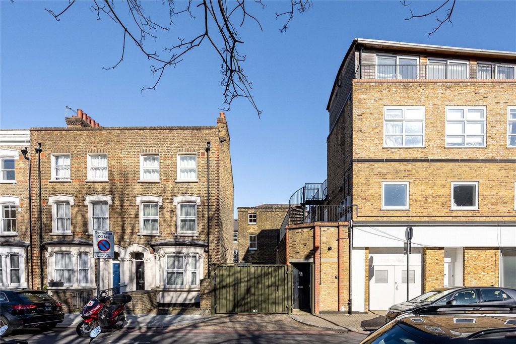 Property photo 2 of 8 External