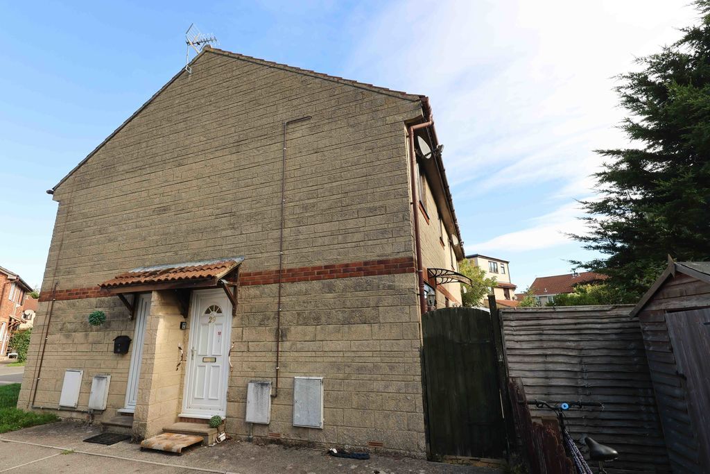 Property photo 1 of 8 29 Roebuck Close
