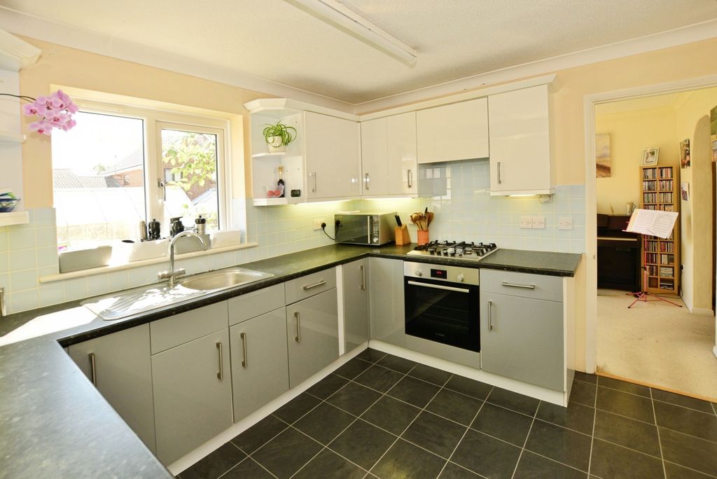 Property photo 3 of 17 Kitchen