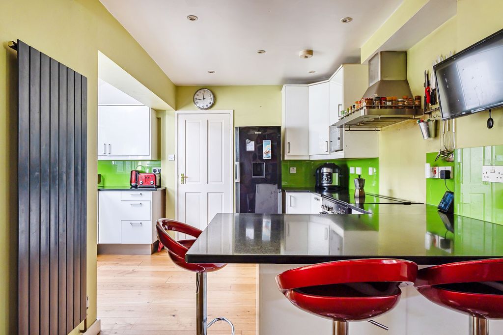 Property photo 3 of 25 Kitchen