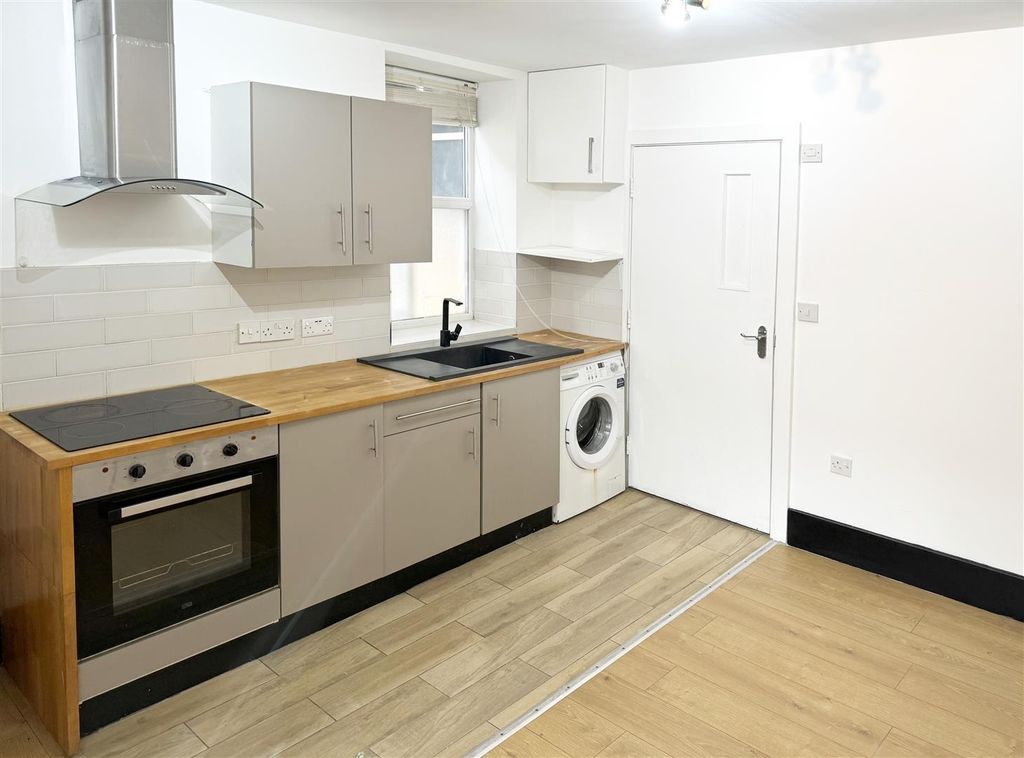 Property photo 3 of 4 Kitchen