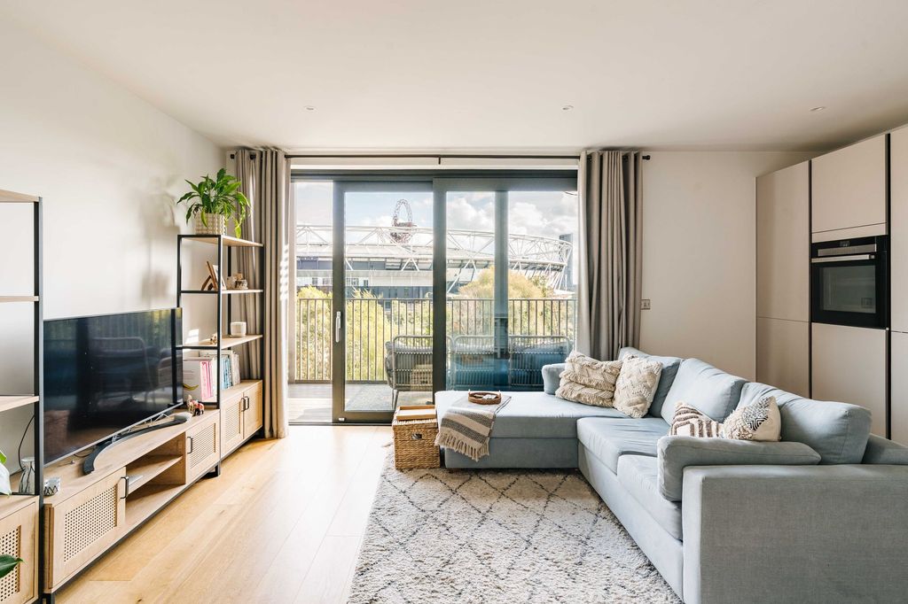 Property photo 1 of 15 Lorimer House E3