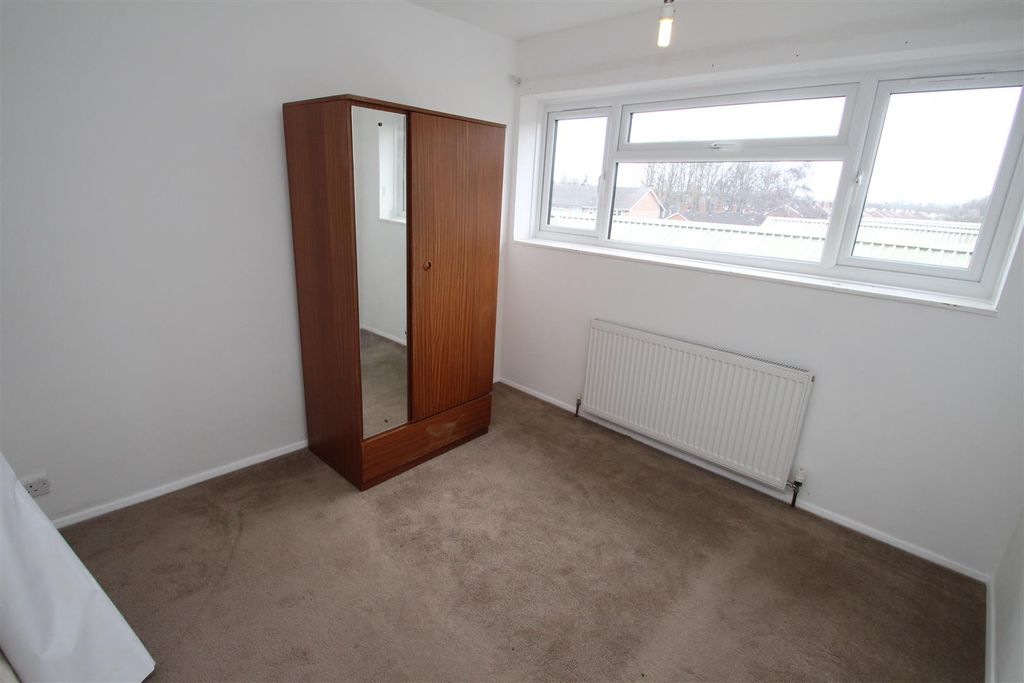 Property photo 3 of 8 Bed 1