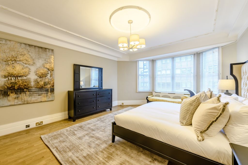 Property photo 3 of 21 This Spacious Master Bedroom Features A Comfortabl...