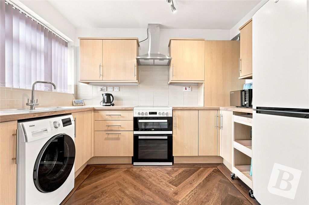 Property photo 3 of 17 Kitchen