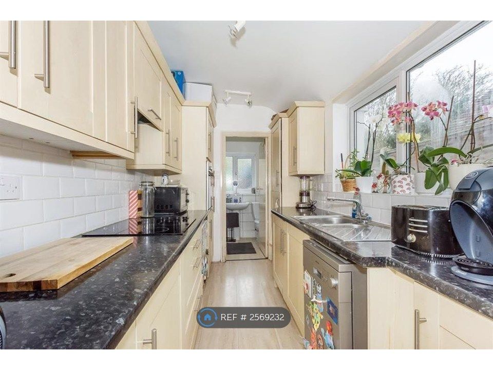 Property photo 3 of 8 Kitchen