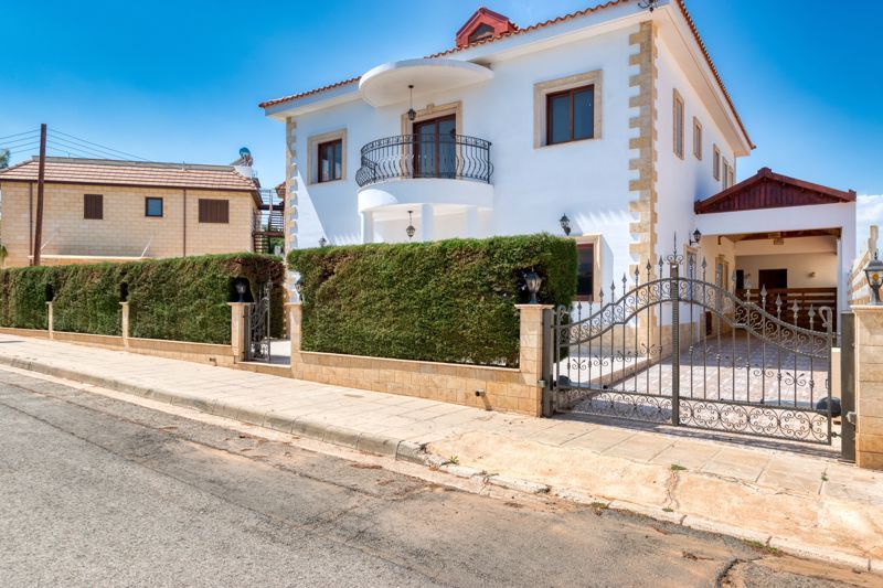 Property photo 1 of 7 Front Of The Villa