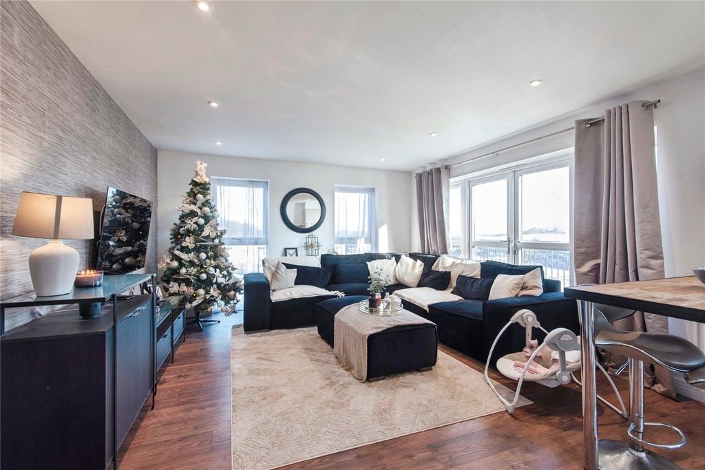 Property photo 2 of 18 Lounge