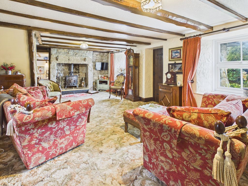 Property photo 3 of 10 Lounge