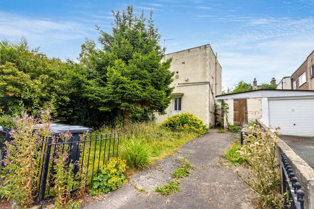 Property photo 1 of 8 Holybrook Avenue - Front