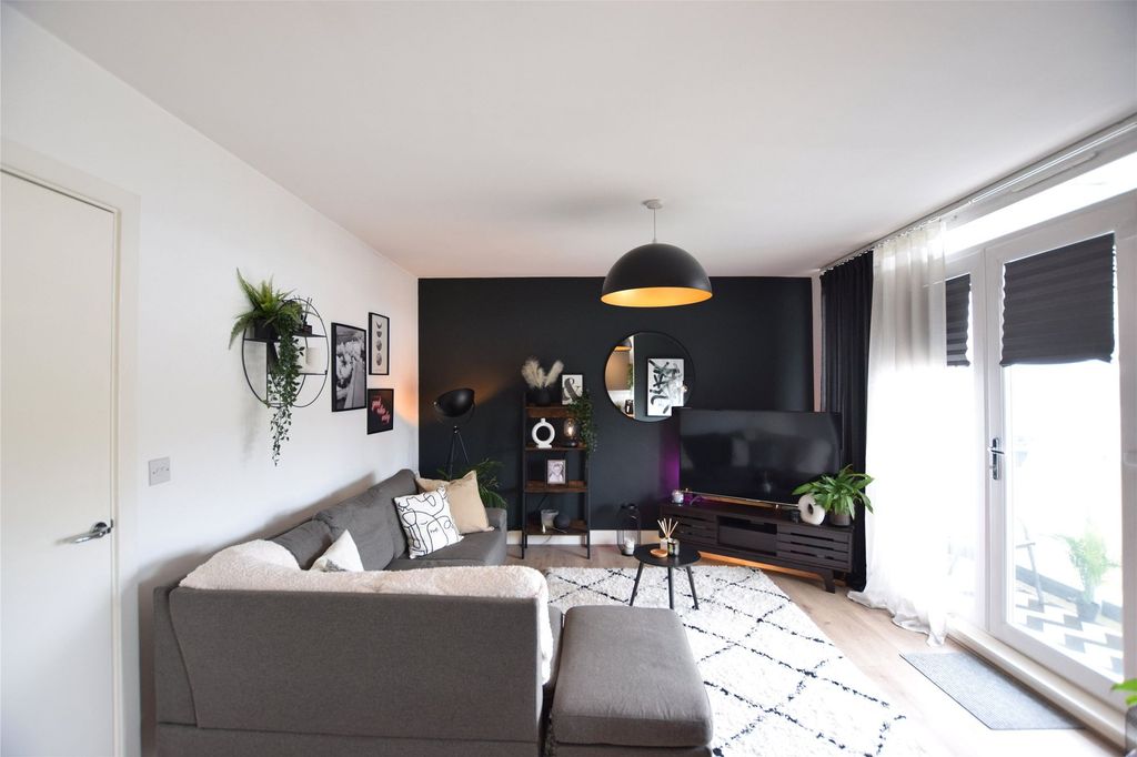 Property photo 1 of 11 Living Room