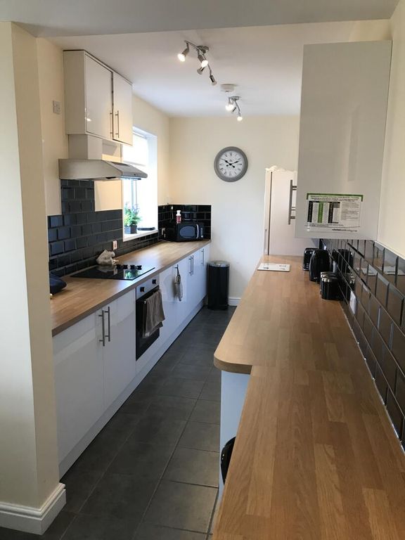 Property photo 1 of 8 Kitchen