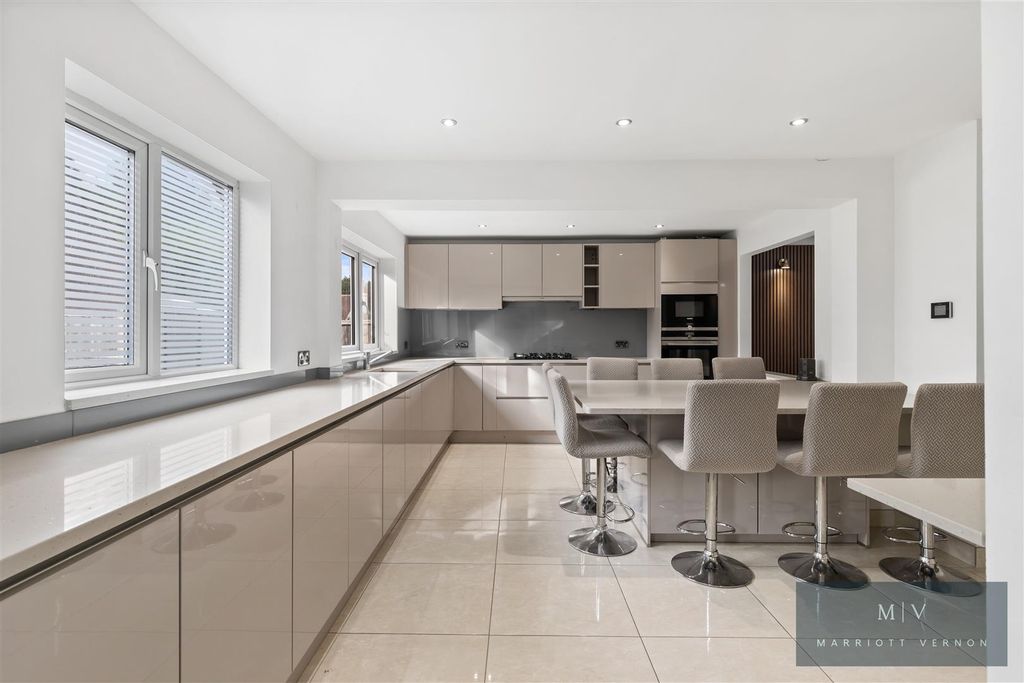 Property photo 1 of 16 Blossom Close 8 MV-4.Jpg