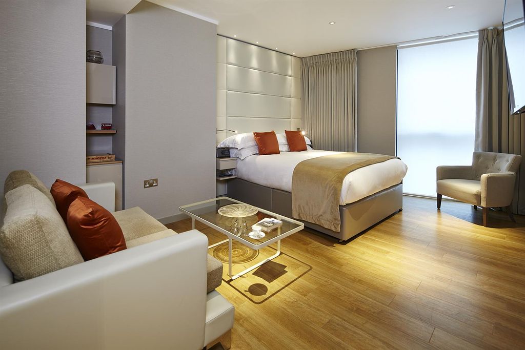 Property photo 1 of 8 Ctq_E1B_Bedroom_Reception.Jpg