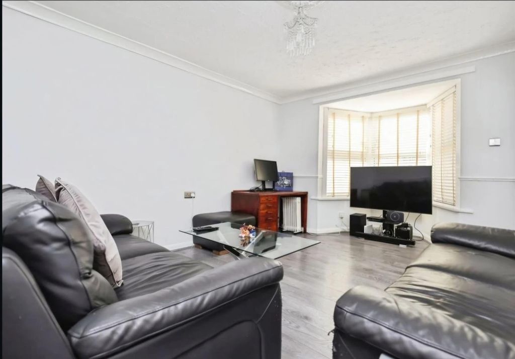 Property photo 2 of 11 Lounge