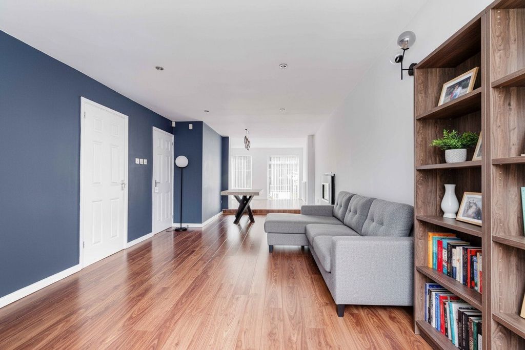 Property photo 2 of 18 Picture No. 22