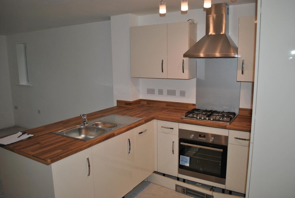 Property photo 2 of 8 Kitchen