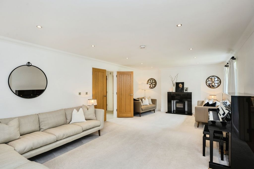 Property photo 2 of 18 Photo