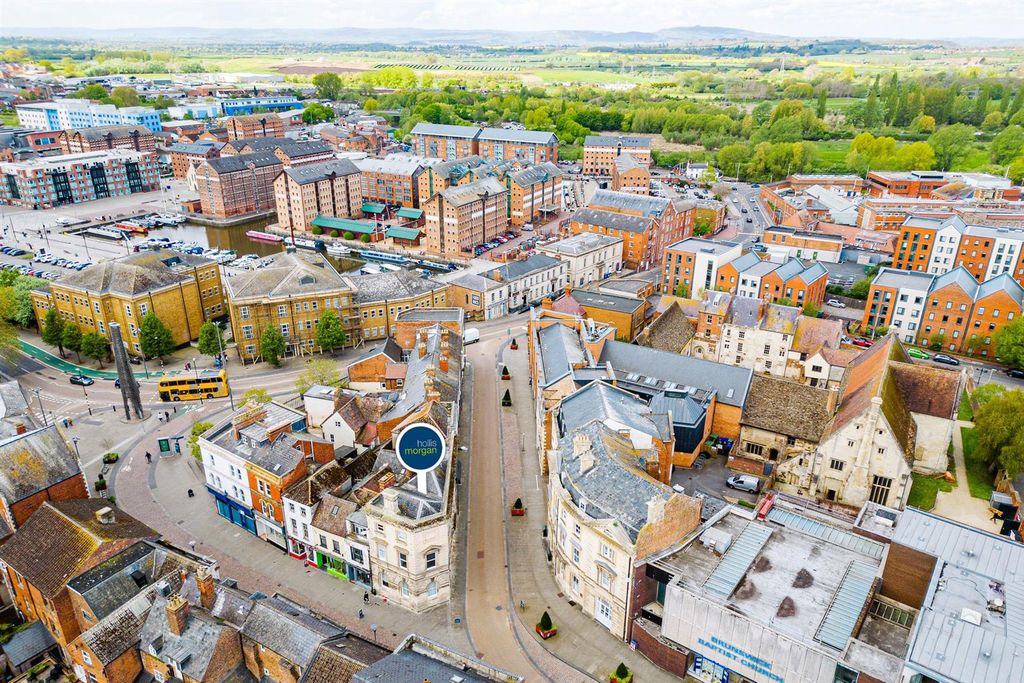 Property photo 3 of 53 Flats 1  - 3, 1 Commercial Road, City Centre, Glou