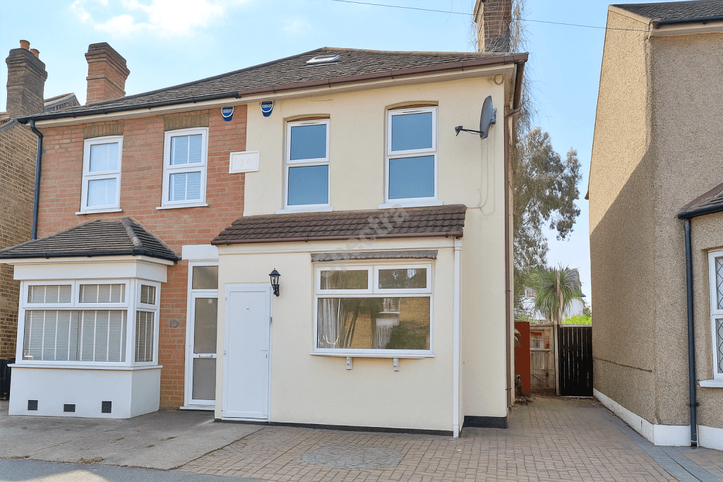 Property photo 1 of 1 Spacious 3-Bed Semi-Detached House With Garden €“ Excellent Location, Available Now
