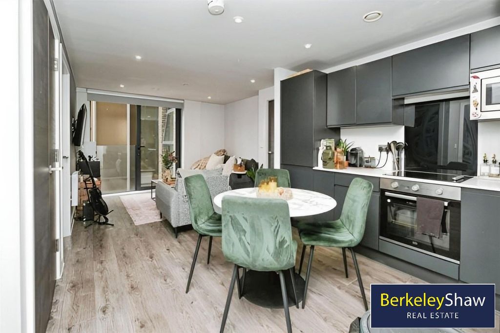 Property photo 2 of 12 The Summit, Parliament Street