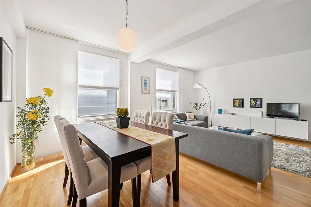 Property photo 1 of 17 Dinning Area