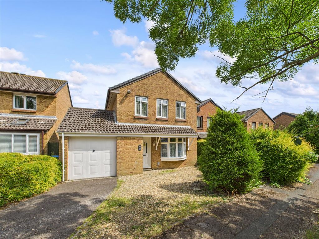 Property photo 1 of 12 Three-Bedroom Detached House For Sale