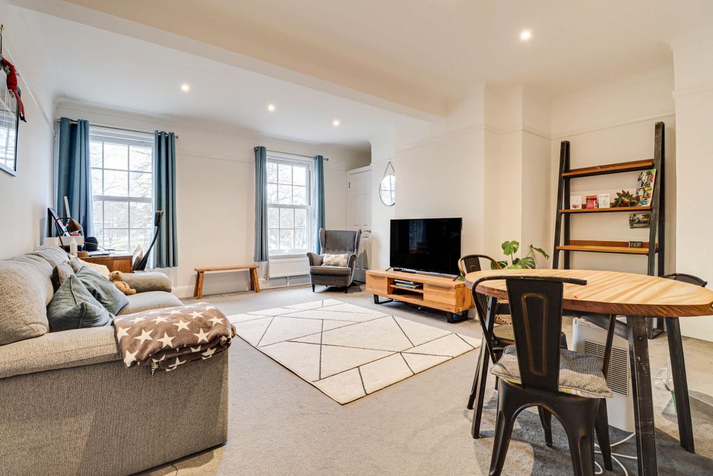 Property photo 2 of 8 Lounge