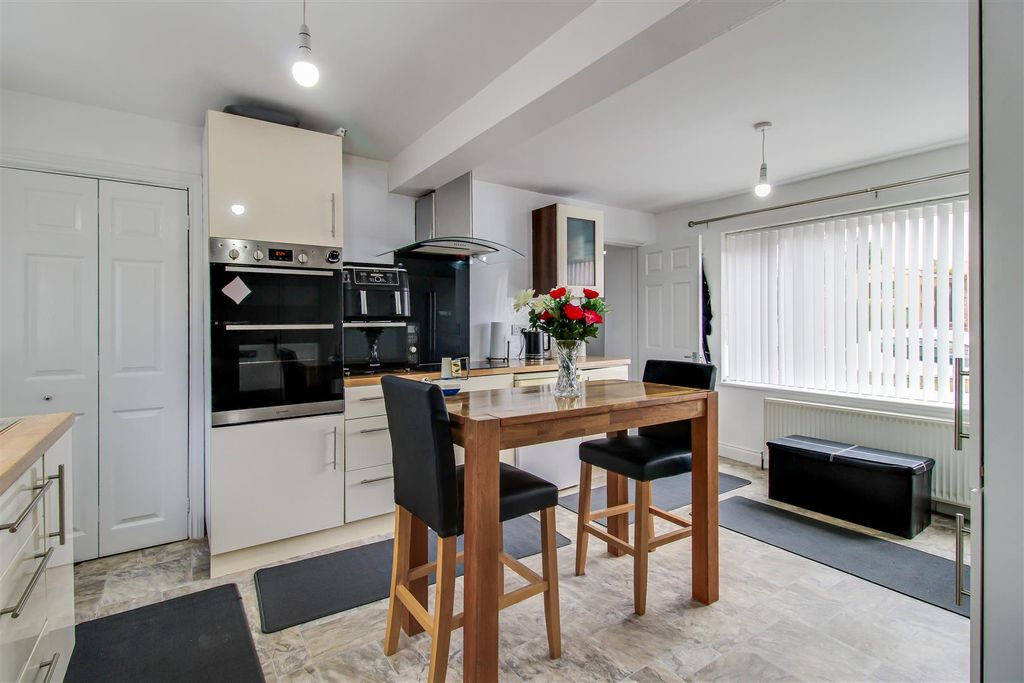 Property photo 3 of 10 Kitchen Diner