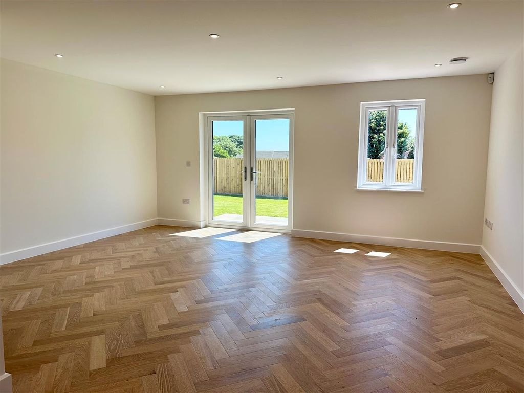 Property photo 3 of 16 Living 4.Jpg