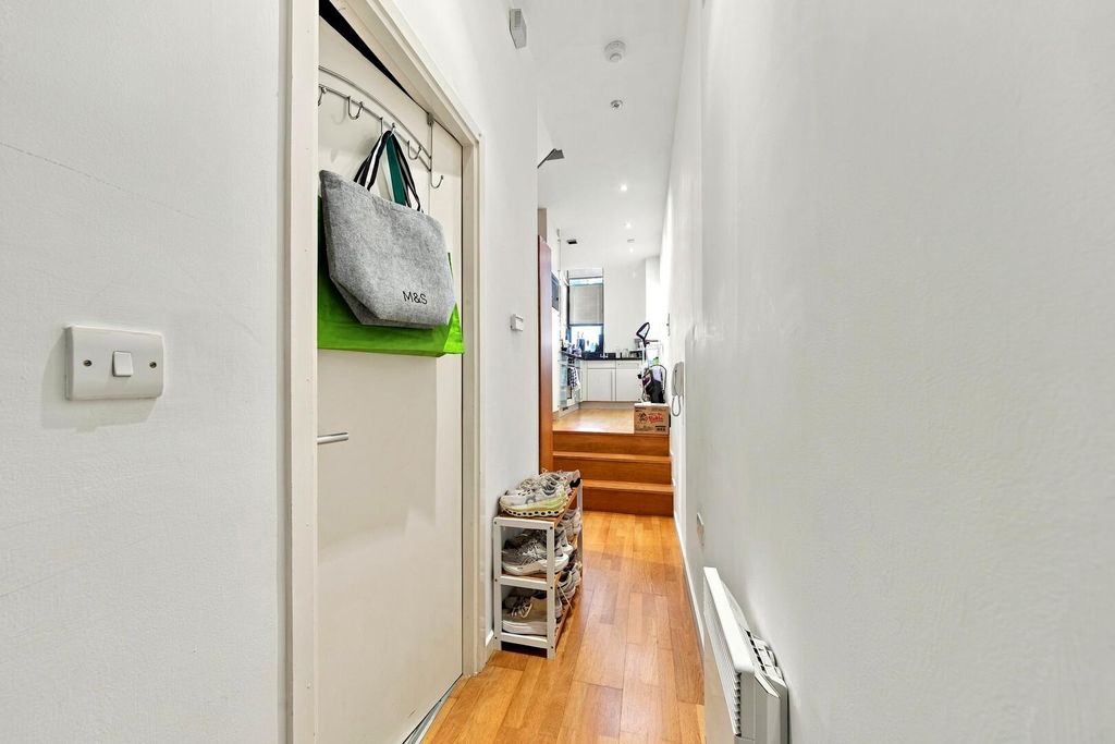 Property photo 2 of 19 Hallway