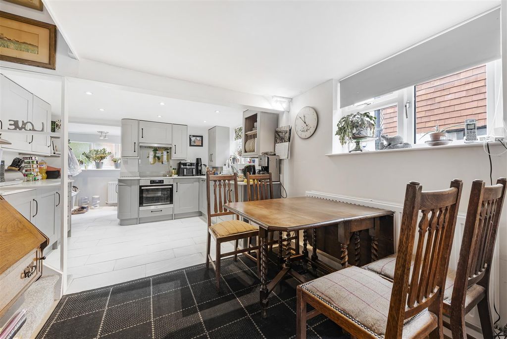 Property photo 3 of 11 Kitchen