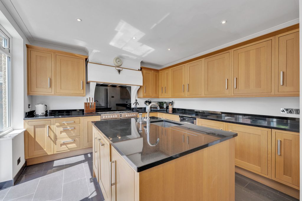 Property photo 2 of 24