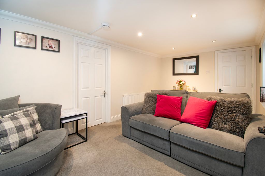 Property photo 1 of 21 Lounge