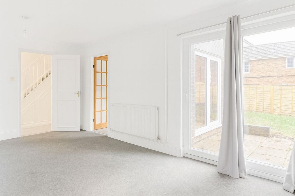 Property photo 3 of 8 Beckton, E6 - House For Sale By Barrain London Est