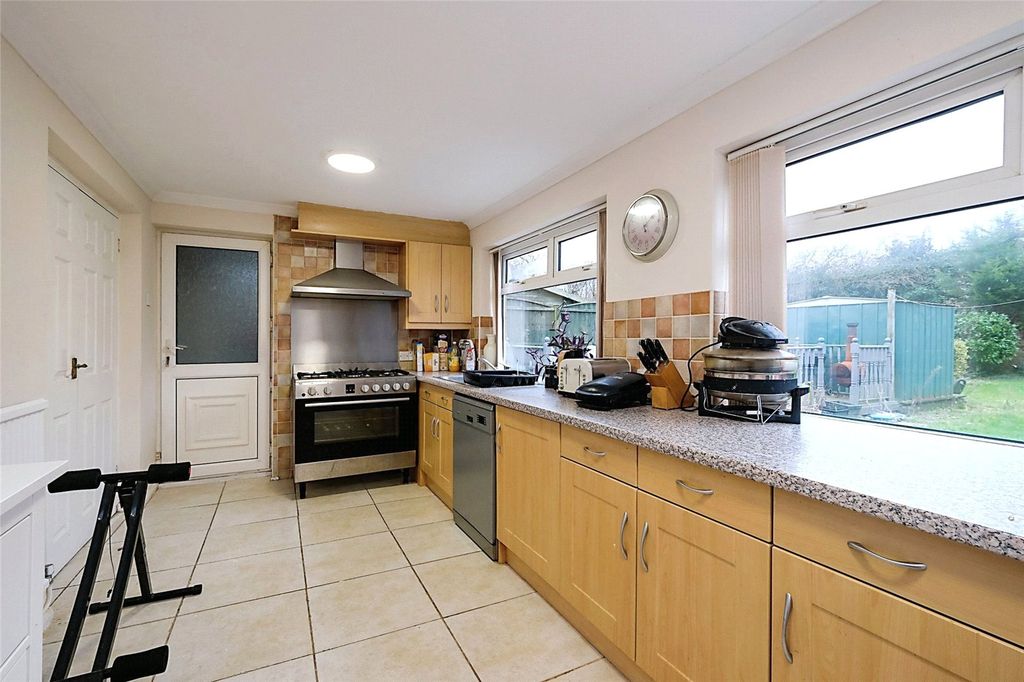 Property photo 3 of 13 Fitted Kitchen