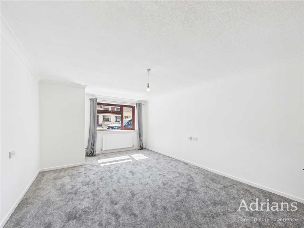 Property photo 3 of 12 Lounge