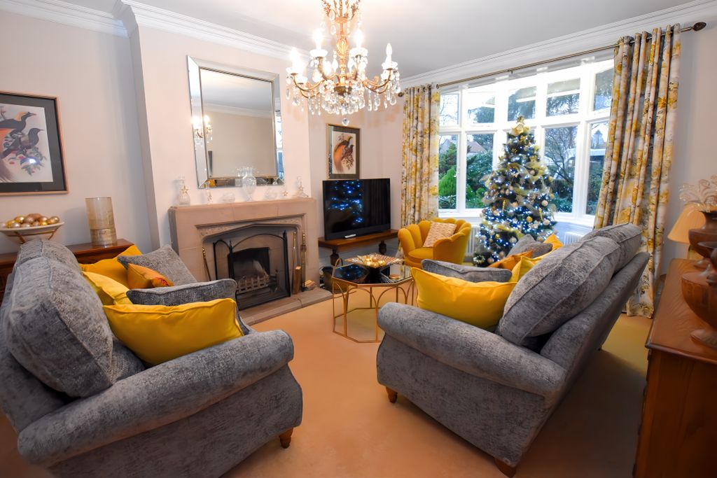 Property photo 2 of 31 Lounge 2