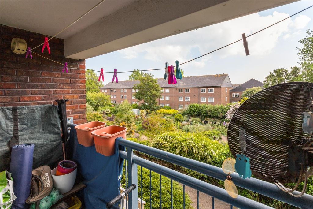 Property photo 3 of 15 21 Mountbatten Court-7.Jpg