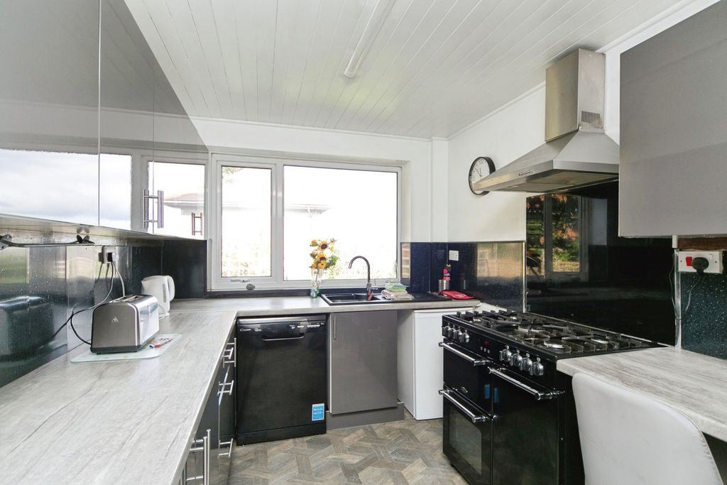 Property photo 3 of 17 Kitchen