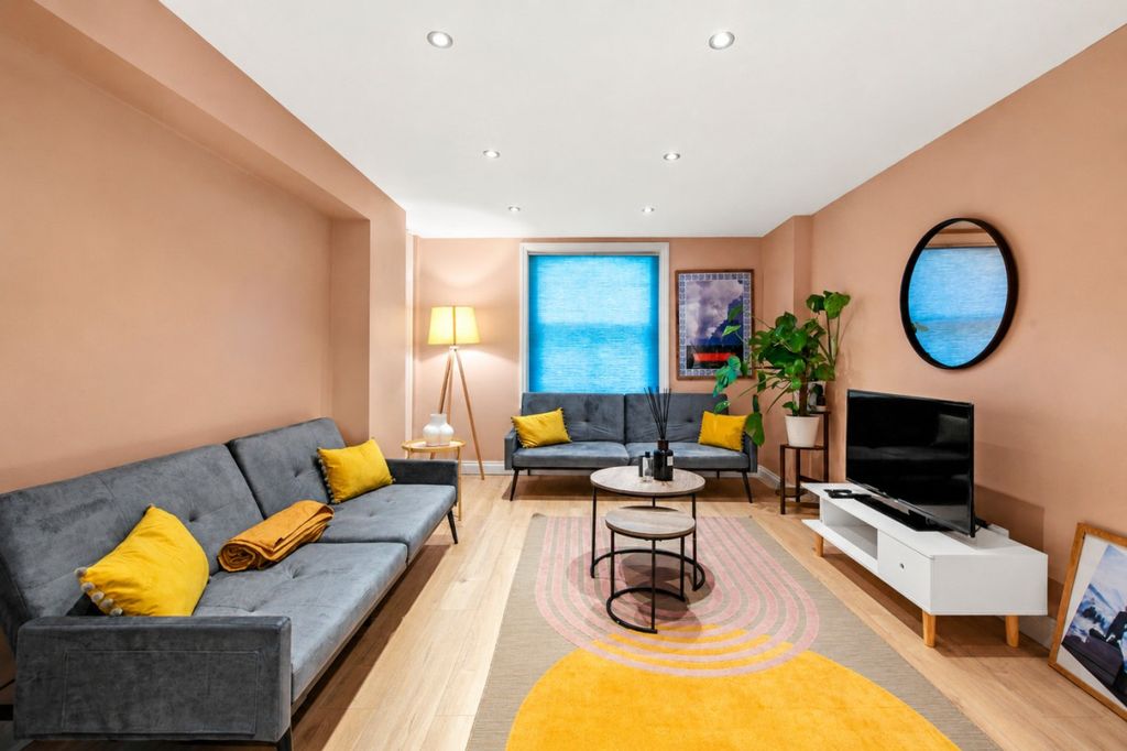 Property photo 1 of 18 Living Room