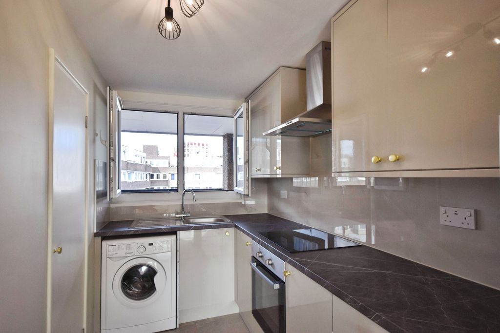 Property photo 3 of 17 Kitchen