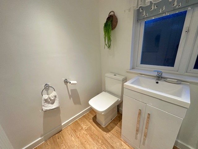 Property photo 3 of 10 Toilet