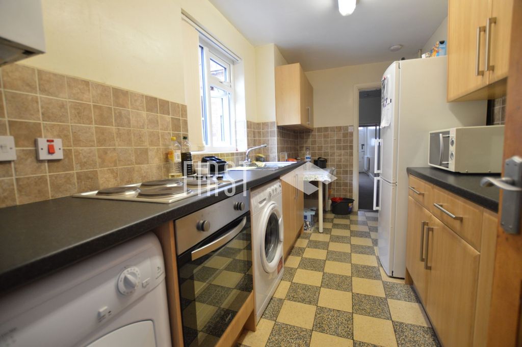 Property photo 1 of 10 Kitchen