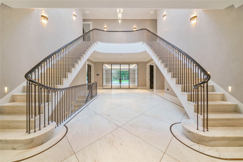 Property photo 3 of 20 Entrance