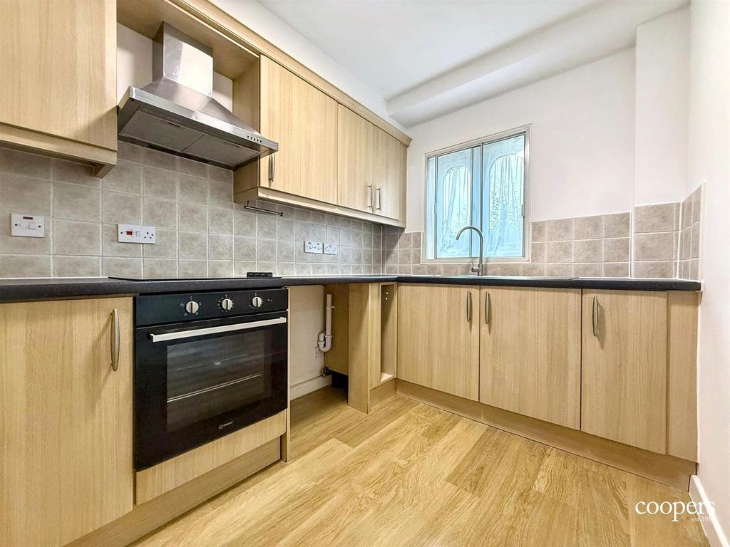 Property photo 3 of 8 Kitchen
