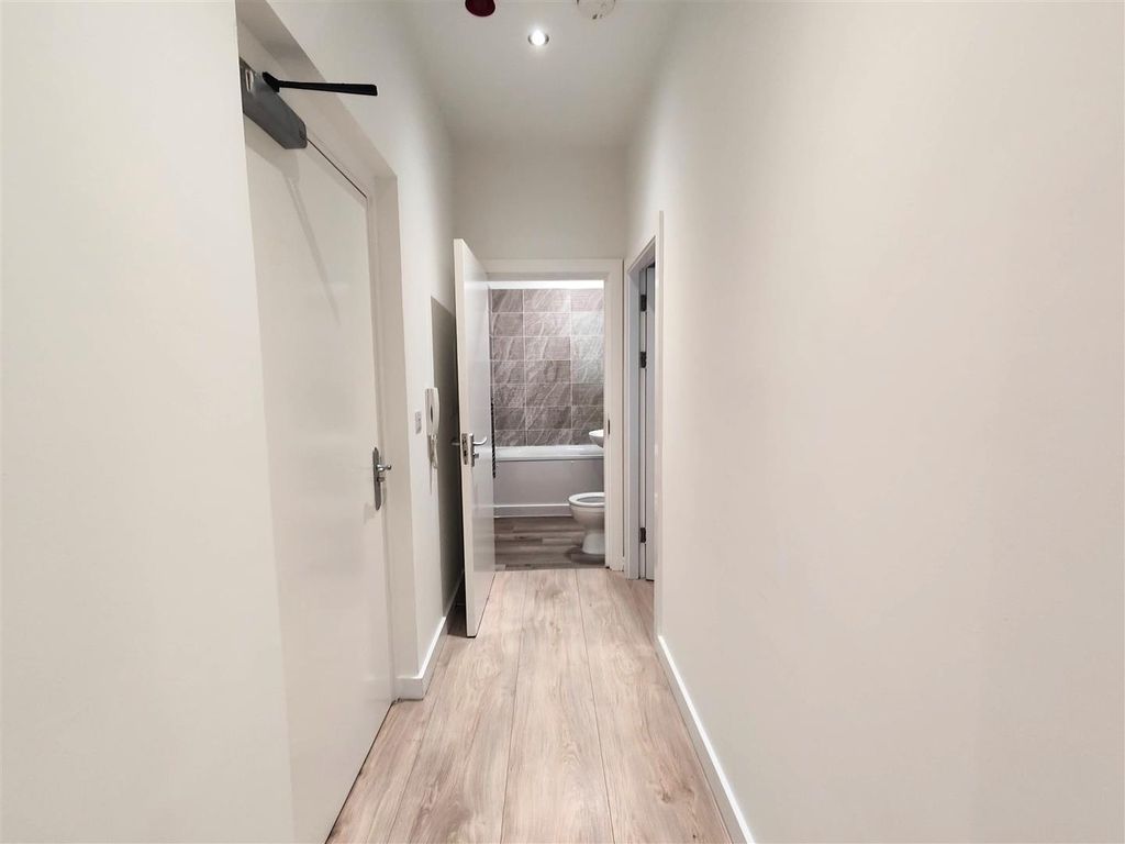 Property photo 2 of 8 Hallway / Entrance