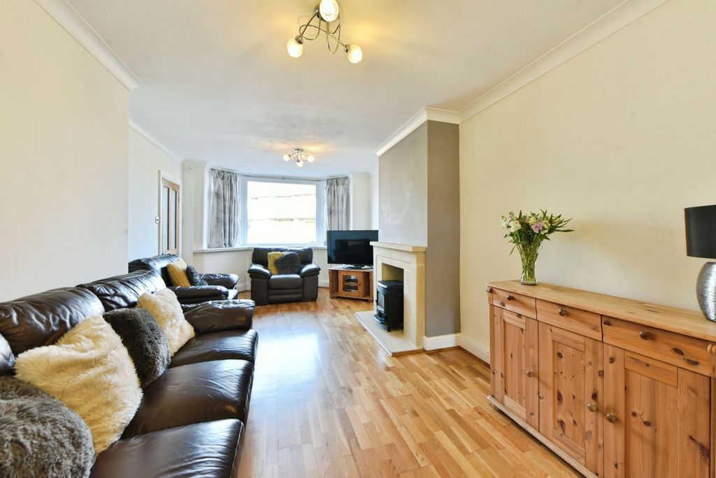 Property photo 3 of 17 Lounge