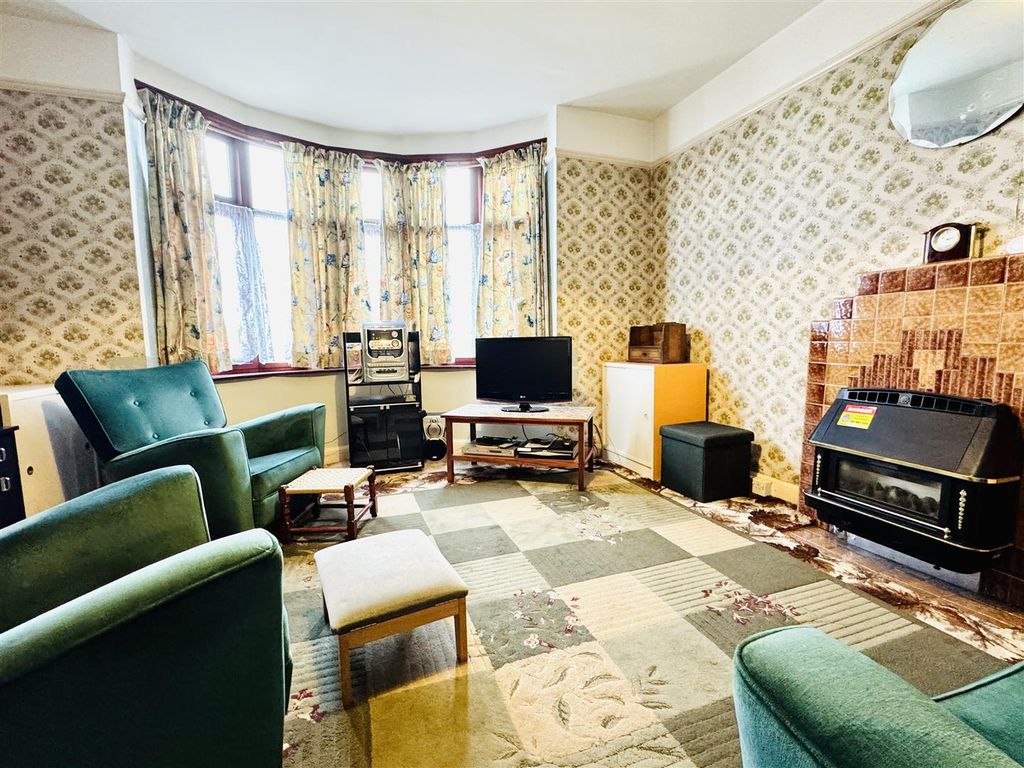 Property photo 3 of 14 Lounge:
