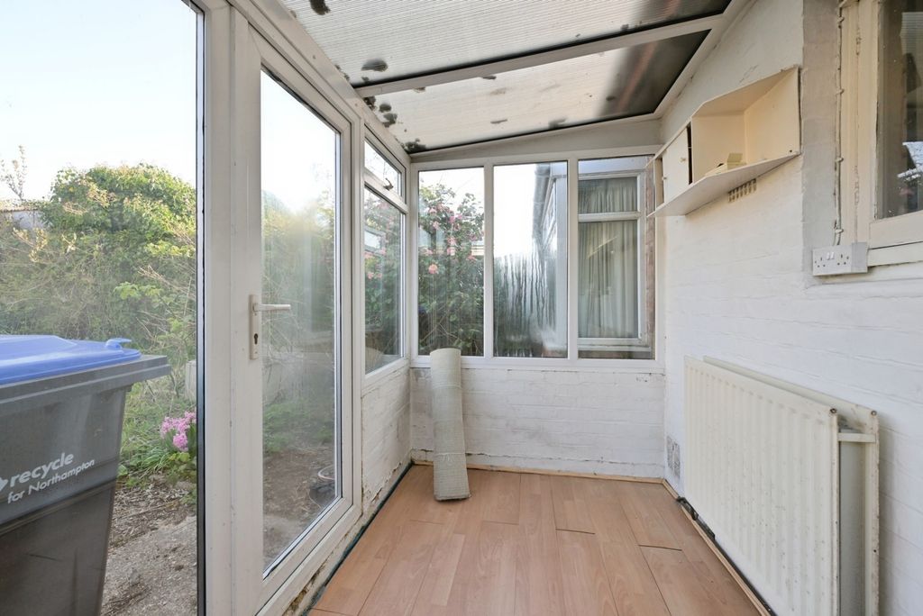 Property photo 3 of 11 Conservatory